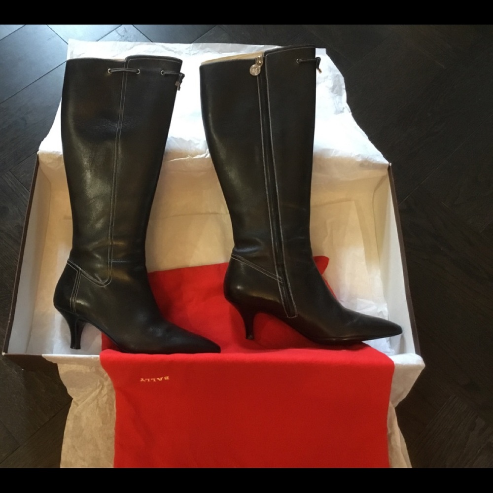 Bally Boots 100% calfskin size 8B- like new